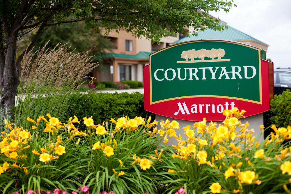 Courtyard Chicago St. Charles Hotel Saint Charles Kültér fotó